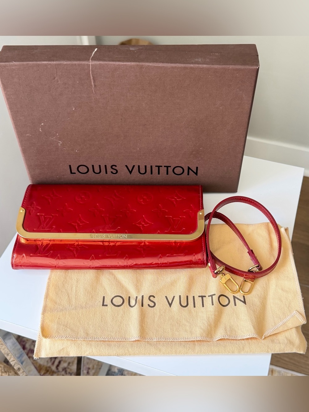 Louis Vuitton Pomme D’Amour Monogram Vernis Rossmore MM Clutch Bag - Picture 16 of 16